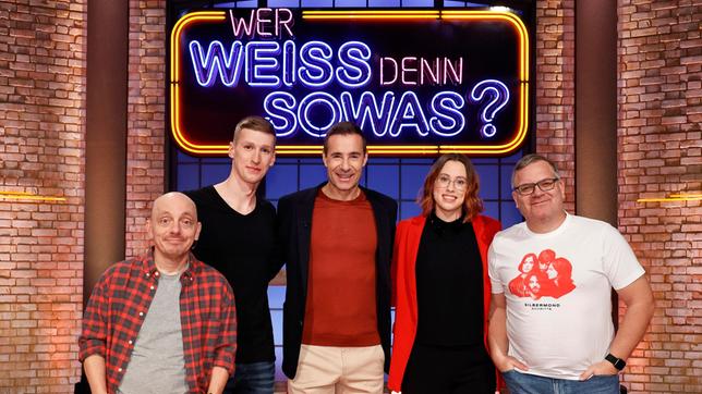 Moderator Kai Pflaume und seine Rateteam-Kapitäne Bernhard Hoëcker und Elton begrüßen in dieser Sendung den Schwimmsportler Florian Wellbrock und dessen Ehefrau, die Schwimmsportlerin Sarah Wellbrock.