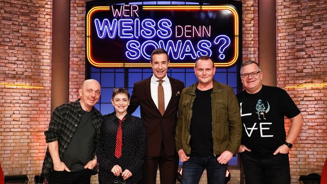 Moderator Kai Pflaume und seine Rateteam-Kapitäne Bernhard Hoëcker und Elton begrüßen in dieser Sendung die Schauspielerin und Regisseurin Katharina Thalbach und den Schauspieler Devid Striesow.