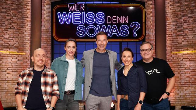 Moderator Kai Pflaume und seine Rateteam-Kapitäne Bernhard Hoëcker und Elton begrüßen in dieser Sendung die Triathletin Laura Philipp und die Triathletin Anne Haug.