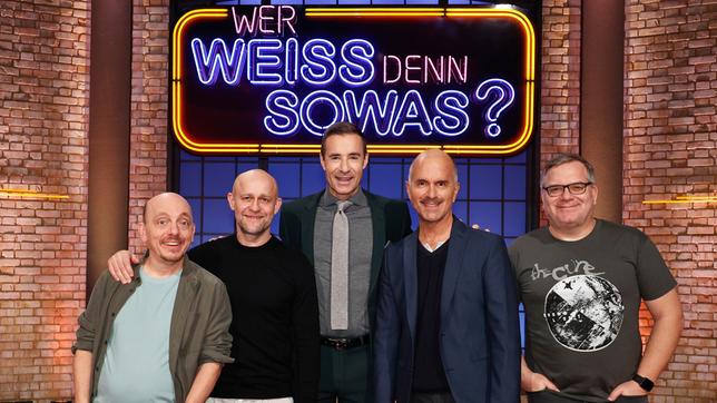 Moderator Kai Pflaume und seine Rateteam-Kapitäne Bernhard Hoëcker und Elton begrüßen in dieser Sendung den Schauspieler Jürgen Vogel und den Schauspieler Christoph Maria Herbst.