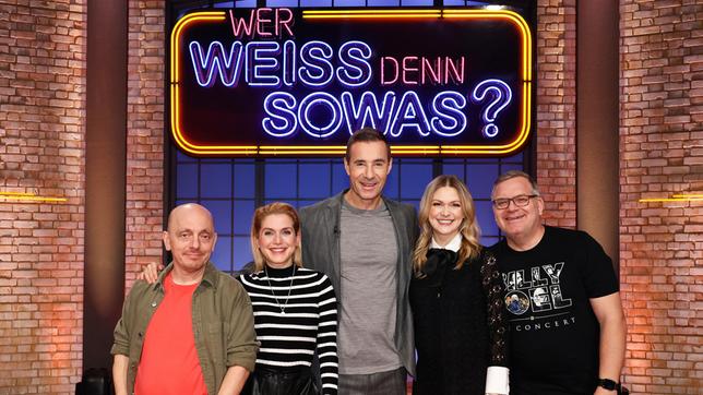 Bild: ARD/Morris Mac Matzen Moderator Kai Pflaume und seine Rateteam-Kapitäne Bernhard Hoëcker und Elton begrüßen in dieser Sendung die Sängerin Jeannette Biedermann und die Sängerin Linda Hesse.