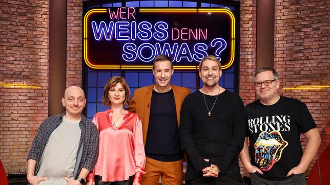 Bild: ARD/Morris Mac Matzen Moderator Kai Pflaume und seine Rateteam-Kapitäne Bernhard Hoëcker und Elton begrüßen in dieser Sendung die Violinistin Lisa Batiashvili und den Geiger David Garrett.