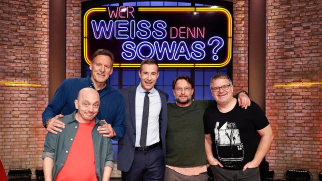 Bild: ARD/Morris Mac Matzen Moderator Kai Pflaume und seine Rateteam-Kapitäne Bernhard Hoëcker und Elton begrüßen in dieser Sendung den Schauspieler und ehemaligen Bodybuilder Ralf Möller (l.h.) und den Schauspieler Thomas Kretschmann.