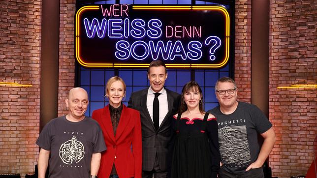 Bild: ARD/Morris Mac Matzen Moderator Kai Pflaume und seine Rateteam-Kapitäne Bernhard Hoëcker und Elton begrüßen in dieser Sendung die Schauspielerin Katja Flint und die Schauspielerin Meret Becker.