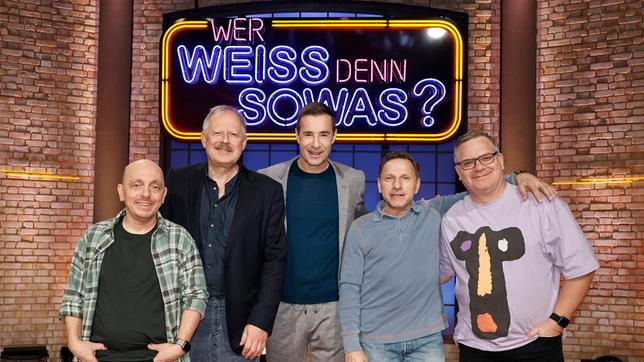 Bild: ARD/Morris Mac Matzen Moderator Kai Pflaume und seine Rateteam-Kapitäne Bernhard Hoëcker und Elton begrüßen in dieser Sendung den Schauspieler Axel Milberg und den Schauspieler Richy Müller.