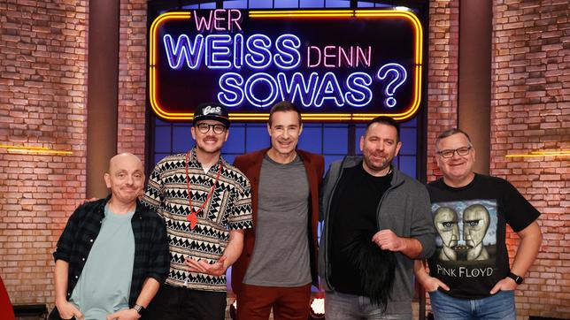 Moderator Kai Pflaume und seine Rateteam-Kapitäne Bernhard Hoëcker und Elton begrüßen in dieser Sendung den Musiker Ees, bürgerlich Eric Sell und den Sänger und Musikproduzent Ikke Hüftgold.