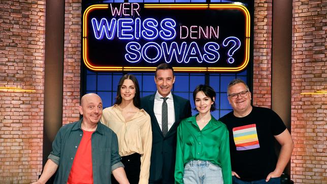 Moderator Kai Pflaume und seine Rateteam-Kapitäne Bernhard Hoëcker und Elton begrüßen in dieser Sendung die Schauspielerin und Model Laura Berlin und die Schauspielerin Emilia Schüle.