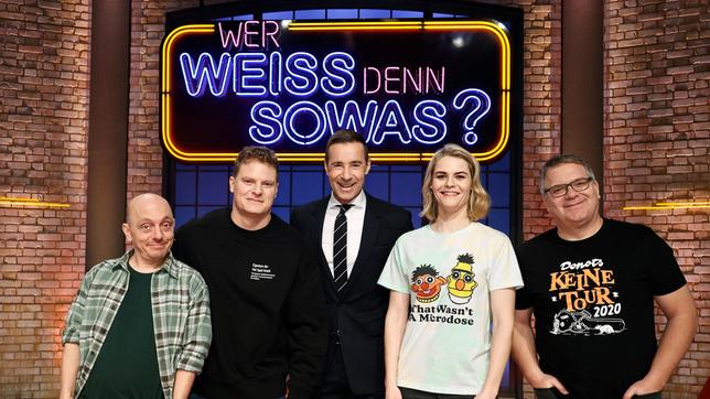 Moderator Kai Pflaume und seine Rateteam-Kapitäne Bernhard Hoëcker und Elton begrüßen in dieser Sendung den Autor und Comedian Thomas Spitzer und seine Ehefrau, die Stand-up-Comedian und Kabarettistin Hazel Brugger.