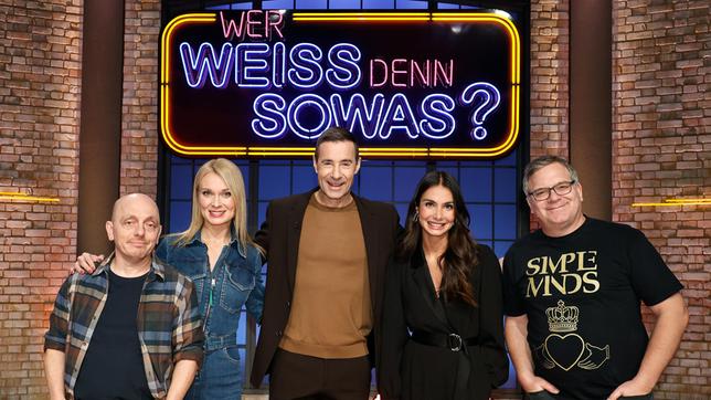 Moderator Kai Pflaume und seine Rateteam-Kapitäne Bernhard Hoëcker und Elton begrüßen in dieser Sendung die Moderatorin Britta Hofmann und die Moderatorin Lea Wagner.