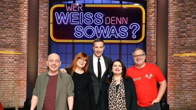 Moderator Kai Pflaume und seine Rateteam-Kapitäne Bernhard Hoëcker und Elton begrüßen in dieser Sendung die Sängerin Katja Ebstein und die Sängerin Marianne Rosenberg.