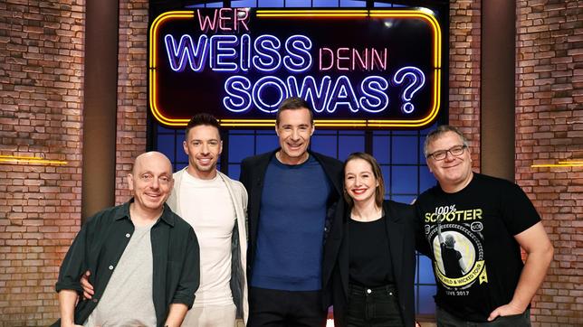 Moderator Kai Pflaume und seine Rateteam-Kapitäne Bernhard Hoëcker und Elton begrüßen in dieser Sendung den Schlagersänger Ramon Roselly und die Sängerin, Musicaldarstellerin und Schauspielerin Senta-Sofia Delliponti - ‚Senta‘.