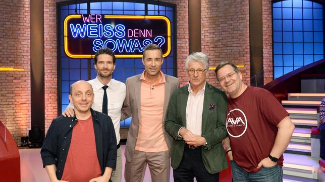 Bild: ARD/Morris Mac Matzen Moderator Kai Pflaume und seine Rateteam-Kapitäne Bernhard Hoëcker und Elton begrüßen in dieser Sendung den Sportkommentator Marcel Reif und den ehemaligen Fußball-Nationalspieler Arne Friedrich.