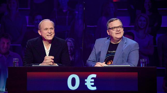 Bild: NDR/Morris Mac Matzen Moderator Kai Pflaume und seine Rateteam-Kapitäne Bernhard Hoëcker und Elton begrüßen in dieser Sendung als prominente Gäste in der ersten Runde den Sänger Rea Garvey und die Sängerin Stefanie Kloß. In der zweiten Runde die Schauspielerin Emilia Schüle und den Schauspieler Ulrich Tukur, sowie in der dritten Runde den Komiker Kurt Krömer und die Komikerin Carolin Kebekus. Foto: Ulrich Tukur und Elton