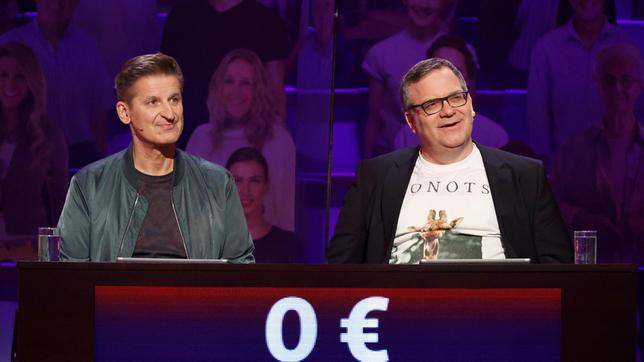 Bild: NDR/Morris Mac Matzen Musiker Hartmut Engler und Elton bereiten sich auf die kniffeligen Fragen vor.