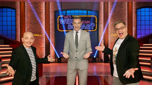 Bild: NDR/Morris Mac Matzen Moderator Kai Pflaume und seine Rateteam-Kapitäne Bernhard Hoëcker und Elton begrüßen in dieser Sendung als prominente Gäste in der ersten Runde den Fernsehmoderator Alexander Bommes und die Fernsehmoderatorin Laura Wontorra. In der zweiten Runde die Schauspielerin Senta Berger und den Schauspieler Christoph Maria Herbst sowie in der dritten Runde den Musiker Peter Maffay und den Musiker Hartmut Engler. Foto: Bernhard Hoecker, Kai Pflaume, Elton