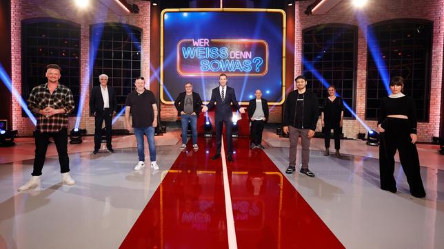 Bild: NDR/Morris Mac Matzen Moderator Kai Pflaume und seine Rateteam-Kapitäne Bernhard Hoëcker und Elton begrüßen in dieser Sendung als prominente Gäste in der ersten Runde den Comedian Kaya Yanar und den Comedian Markus Krebs. In der zweiten Runde die Schauspielerin Katharina Böhm und den Schauspieler Sky du Mont sowie in der dritten Runde die Sängerin Lena Meyer-Landrut und den Sänger Ben Zucker. Foto: Ben Zucker, Sky du Mont, Markus Krebs, Elton, Kai Pflaume, Bernhard Hoecker, Kaya Yanar, Katharina Böhm, Lena Meyer-Landrut