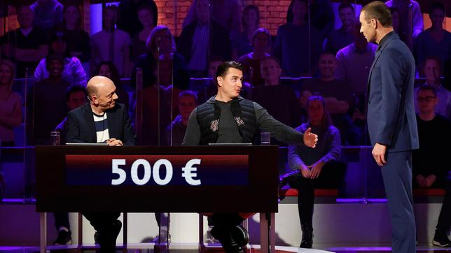 Bild: NDR/Morris Mac Matzen Moderator Kai Pflaume und seine Rateteam-Kapitäne Bernhard Hoëcker und Elton begrüßen in dieser Sendung als prominente Gäste in der ersten Runde den Musiker Andreas Gabalier und den Musiker Wincent Weiss. In der zweiten Runde den Comedian Atze Schröder und den Satiriker und Fernsehmoderator Oliver Welke, sowie in der dritten Runde die Schauspielerin Felicitas Woll und die Schauspielerin Svenja Jung. Foto: Bernhard Hoecker, Andreas Gabalier und Kai Pflaume