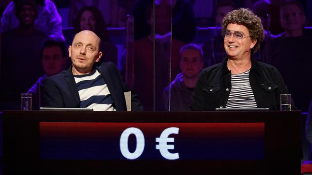 Bild: NDR/Morris Mac Matzen Moderator Kai Pflaume und seine Rateteam-Kapitäne Bernhard Hoëcker und Elton begrüßen in dieser Sendung als prominente Gäste in der ersten Runde den Musiker Andreas Gabalier und den Musiker Wincent Weiss. In der zweiten Runde den Comedian Atze Schröder und den Satiriker und Fernsehmoderator Oliver Welke, sowie in der dritten Runde die Schauspielerin Felicitas Woll und die Schauspielerin Svenja Jung. Foto: Bernhard Hoecker und Atze Schröder