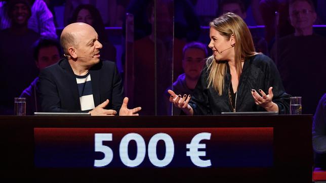 Bild: NDR/Morris Mac Matzen Moderator Kai Pflaume und seine Rateteam-Kapitäne Bernhard Hoëcker und Elton begrüßen in dieser Sendung als prominente Gäste in der ersten Runde den Musiker Andreas Gabalier und den Musiker Wincent Weiss. In der zweiten Runde den Comedian Atze Schröder und den Satiriker und Fernsehmoderator Oliver Welke, sowie in der dritten Runde die Schauspielerin Felicitas Woll und die Schauspielerin Svenja Jung. Foto: Bernhard Hoecker und Felicitas Woll