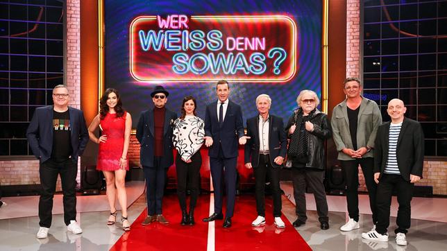 Bild: NDR/Matzen/ARD Moderator Kai Pflaume und seine Rateteam-Kapitäne Bernhard Hoëcker und Elton begrüßen in dieser Sendung als prominente Gäste in der ersten Runde den Schauspieler und Moderator Hans Sigl und die Schauspielerin und Regisseurin Aylin Tezel. In der zweiten Runde den Zirkusdirektor, Regisseur und Clown Bernhard Paul und seine Tochter, die Artistin und Model Lili Paul-Roncalli, sowie in der dritten Runde den Sänger und Entertainer, Klaus Eberhartinger und den Musiker Jan Delay.
