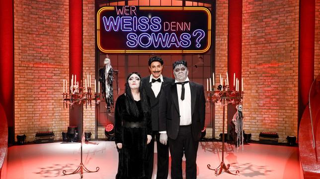 Bild: ARD/Morris Mac Matzen Moderator Kai Pflaume und seine Rateteam-Kapitäne Bernhard Hoëcker und Elton, verkleidet als Addams-Familiy, begrüßen in diesem Halloween-Special Fernsehmoderator Harry Wijnvoord und Fernsehmoderatorin Marijke Amado