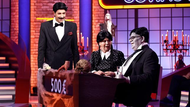 Bild: ARD/Morris Mac Matzen Moderator Kai Pflaume und seine Rateteam-Kapitäne Bernhard Hoëcker und Elton, verkleidet als Addams-Familiy, begrüßen in diesem Halloween-Special Fernsehmoderator Harry Wijnvoord und Fernsehmoderatorin Marijke Amado