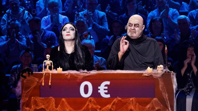 Bild: ARD/Morris Mac Matzen Moderator Kai Pflaume und seine Rateteam-Kapitäne Bernhard Hoëcker und Elton, verkleidet als Addams-Familiy, begrüßen in diesem Halloween-Special Fernsehmoderator Harry Wijnvoord und Fernsehmoderatorin Marijke Amado