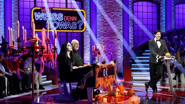 Bild: ARD/Morris Mac Matzen Moderator Kai Pflaume und seine Rateteam-Kapitäne Bernhard Hoëcker und Elton, verkleidet als Addams-Familiy, begrüßen in diesem Halloween-Special Fernsehmoderator Harry Wijnvoord und Fernsehmoderatorin Marijke Amado