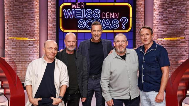 Bild: ARD/NDR/Morris Mac Matzen Moderator Kai Pflaume und seine Rateteam-Kapitäne Bernhard Hoëcker und Wotan Wilke Möhring begrüßen in dieser Sendung den Schauspieler und Autor Christian Berkel und den Schauspieler Dietmar Bär.