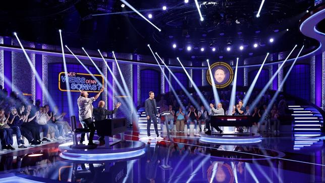 Bild: ARD/NDR/Morris Mac Matzen Moderator Kai Pflaume und seine Rateteam-Kapitäne Bernhard Hoëcker und Wotan Wilke Möhring mit dem Schauspieler und Autor Christian Berkel und dem Schauspieler Dietmar Bär.