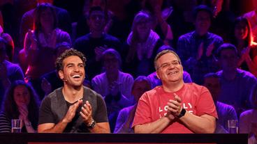 Bild: NDR/Morris Mac Matzen Moderator Kai Pflaume und seine Rateteam-Kapitäne Bernhard Hoecker und Elton begrüßen in dieser Sendung unter anderem die beiden Schauspieler Jürgen Vogel und Elyas MBarek, die beiden Sängerinnen Anna Loos und Vanessa Mai, sowie die Schauspieler Jan Josef Liefers und Axel Prahl. Foto: Elyas MBarek und Elton.
