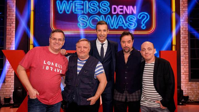 Bild: NDR/Morris Mac Matzen Moderator Kai Pflaume und seine Rateteam-Kapitäne Bernhard Hoëcker und Elton begrüßen in dieser Sendung unter anderem die beiden Schauspieler Jürgen Vogel und Elyas MBarek, die beiden Sängerinnen Anna Loos und Vanessa Mai, sowie die Schauspieler Jan Josef Liefers und Axel Prahl. Foto: Elton, Axel Prahl, Kai Pflaume, Jan Josef Liefers und Bernhard Hoecker.