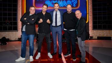 Bild: NDR/Morris Mac Matzen Moderator Kai Pflaume und seine Rateteam-Kapitäne Bernhard Hoecker und Elton begrüßen in dieser Sendung unter anderem die beiden Musiker und zwei Mitglieder der "Fantastischen Vier" - Smudo und Michael 'Michi' Beck, die beiden Schauspieler und "Tatort-Kommissare" Udo Wachtveitl und Miroslav Nemec, sowie die Musikerin Nena mit Ihrer Tochter Larissa Kerner. Foto: Elton, Michael Beck, Kai Pflaume, Smudo und Bernhard Hoecker.