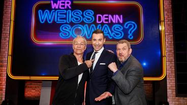 Bild: NDR/Morris Mac Matzen Moderator Kai Pflaume und seine Rateteam-Kapitäne Bernhard Hoecker und Elton begrüßen in dieser XXL-Sendung unter anderem die Sängerin und Moderatorin Ina Müller, den Moderator Joko Winterscheidt, den Kabarettisten Torsten Sträter und die Comedian Cordula Stratmann, sowie die beiden Schauspieler Dietmar Bär und Klaus Behrendt. Foto: Klaus Behrendt, Kai Pflaume und Dietmar Bär.