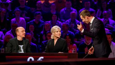 Bild: NDR/Morris Mac Matzen Moderator Kai Pflaume und seine Rateteam-Kapitäne Bernhard Hoecker und Elton begrüßen in dieser XXL-Sendung unter anderem die Sängerin und Moderatorin Ina Müller, den Moderator Joko Winterscheidt, den Kabarettisten Torsten Sträter und die Comedian Cordula Stratmann, sowie die beiden Schauspieler Dietmar Bär und Klaus Behrendt. Foto: Bernhard Hoecker, Ina Müller und Kai Pflaume.