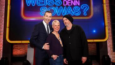 Bild: NDR/Morris Mac Matzen Moderator Kai Pflaume und seine Rateteam-Kapitäne Bernhard Hoecker und Elton begrüßen in dieser XXL-Sendung unter anderem die Sängerin und Moderatorin Ina Müller, den Moderator Joko Winterscheidt, den Kabarettisten Torsten Sträter und die Comedian Cordula Stratmann, sowie die beiden Schauspieler Dietmar Bär und Klaus Behrendt. Foto: Kai Pflaume, Cordula Stratmann und Torsten Sträter.