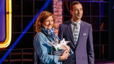 Bild: NDR/Morris Mac Matzen Moderator Kai Pflaume und seine Rateteam-Kapitäne Bernhard Hoecker und Elton begrüßen in dieser XXL-Ausgabe, der 500. "Wer weiß denn sowas"-Sendung, unter anderem die beiden Schauspielerinen Maria Furtwängler und Emilia Schüle, den Comedian Ralf Schmitz und den Schauspieler Dieter Hallervorden, sowie die Schauspielerin Adele Neuhauser und den Schauspieler Harald Krassnitzer. Foto: Kai Pflaume (rechts) besucht in dieser Sendung auch ganz kleine tierische Gäste