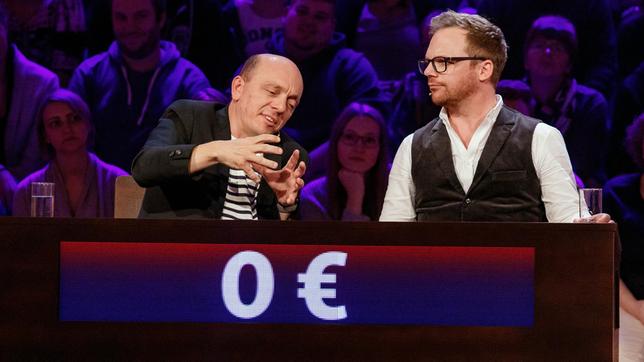 Bild: NDR/Morris Mac Matzen Moderator Kai Pflaume und seine Rateteam-Kapitäne Bernhard Hoecker und Elton begrüßen in dieser XXL-Ausgabe, der 500. "Wer weiß denn sowas"-Sendung, unter anderem die beiden Schauspielerinen Maria Furtwängler und Emilia Schüle, den Comedian Ralf Schmitz und den Schauspieler Dieter Hallervorden, sowie die Schauspielerin Adele Neuhauser und den Schauspieler Harald Krassnitzer. Foto: Bernhard Hoecker und Ralf Schmitz