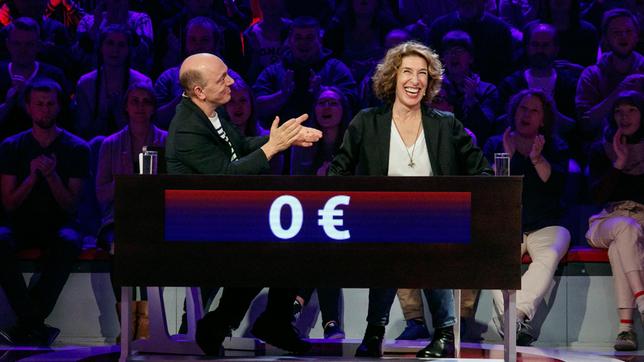 Bild: NDR/Morris Mac Matzen Moderator Kai Pflaume und seine Rateteam-Kapitäne Bernhard Hoecker und Elton begrüßen in dieser XXL-Ausgabe, der 500. "Wer weiß denn sowas"-Sendung, unter anderem die beiden Schauspielerinen Maria Furtwängler und Emilia Schüle, den Comedian Ralf Schmitz und den Schauspieler Dieter Hallervorden, sowie die Schauspielerin Adele Neuhauser und den Schauspieler Harald Krassnitzer. Foto: Bernhard Hoecker und Adele Neuhauser