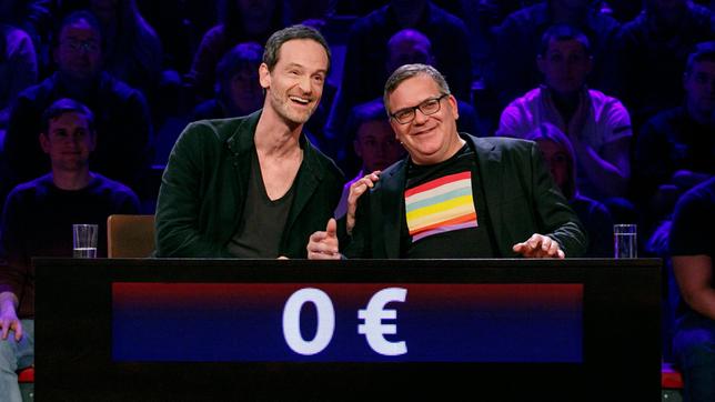 Bild: NDR/Morris Mac Matzen Moderator Kai Pflaume und seine Rateteam-Kapitäne Bernhard Hoecker und Elton begrüßen in dieser XXL-Ausgabe unter anderem den Kabarettist Dieter Nuhr und den Comedian Felix Lobrecht, die Schauspielerin Anna Schudt und den Schauspieler Jörg Hartmann, sowie den Schauspieler Elyas MBarek und die Schauspielerin Palina Rojinski. Foto: Jörg Hartmann und Elton