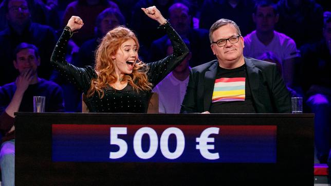 Bild: NDR/Morris Mac Matzen Moderator Kai Pflaume und seine Rateteam-Kapitäne Bernhard Hoecker und Elton begrüßen in dieser XXL-Ausgabe unter anderem den Kabarettist Dieter Nuhr und den Comedian Felix Lobrecht, die Schauspielerin Anna Schudt und den Schauspieler Jörg Hartmann, sowie den Schauspieler Elyas MBarek und die Schauspielerin Palina Rojinski. Foto: Palina Rojisnki und Elton