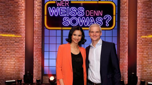 Bild: ARD/Morris Mac Matzen Nachrichten-Moderatorin Charlotte Maihoff und Nachrichten-Moderator Thorsten Schröder treten bei "Wer weiß denn sowas?" gegeneinander an.