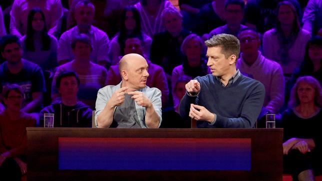 Bild: ARD/Morris Mac Matzen Rateteam-Kapitän Bernhard Hoëcker der Moderator Steffen Hallaschka bilden ein Rateteam.