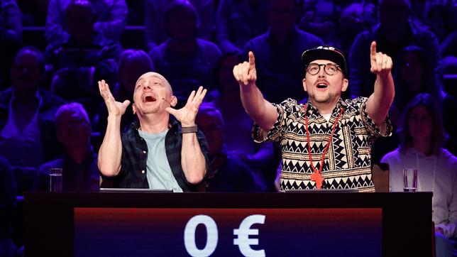 Bild: ARD/Morris Mac Matzen Rateteam-Kapitän Bernhard Hoëcker der Musiker Ees, bürgerlich Eric Sell bilden ein Rateteam.