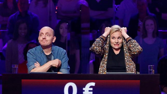 Bild: ARD/Morris Mac Matzen Rateteam-Kapitän Bernhard Hoëcker die Schauspielerin Rosalie Thomass bilden ein Rateteam.