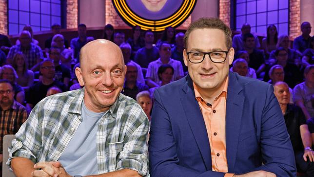 Bild: ARD/Morris Mac Matzen Rateteam-Kapitän Bernhard Hoëcker mit dem "Jäger" der ARD-Sendung "Gefragt – Gejagt", Dr. Manuel Hobiger.