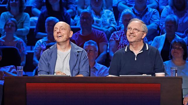 Bild: ARD/Morris Mac Matzen Rateteam-Kapitän Bernhard Hoëcker mit dem Schauspieler, Komiker und Musiker Olli Dittrich.