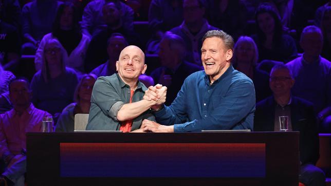 Bild: ARD/Morris Mac Matzen Rateteam-Kapitän Bernhard Hoëcker mit dem Schauspieler und ehemaligen Bodybuilder Ralf Möller.