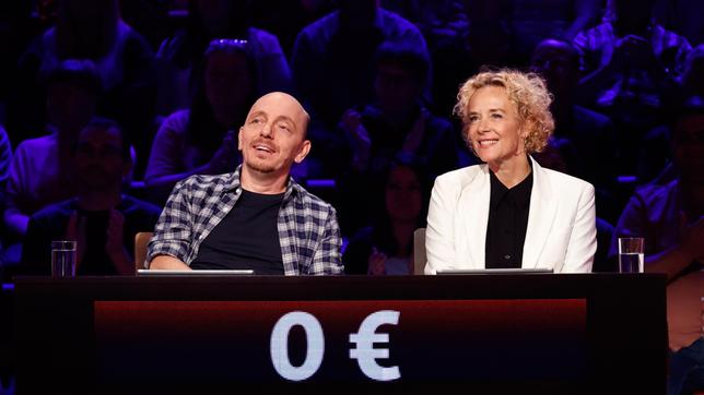 Bild: ARD/Morris Mac Matzen Rateteam-Kapitän Bernhard Hoëcker mit der Schauspielerin Katja Riemann.