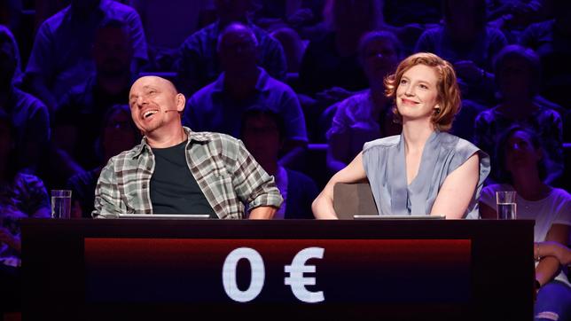 Bild: ARD/Morris Mac Matzen Rateteam-Kapitän Bernhard Hoëcker mit der Schauspielerin Luise Wolfram.